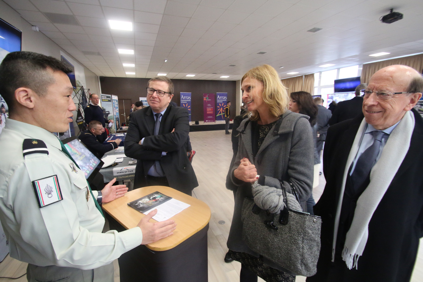 Les personnalités ont visité le forum avec beaucoup d’intérêt. De gauche à droite : Philippe Rapeneau, président de la Communauté urbaine d’Arras, Karine Charbonnier, vice-présidente du Conseil régional en charge de la formation et des relations avec les entreprises, et Jean-Marie Vanlerenberghe, sénateur du Pas-de-Calais et président d’Artois Emploi Entreprise.