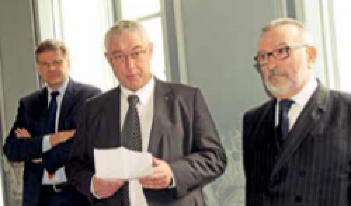 Au centre, le président en exercice de la Compagnie régionale des commissaires aux comptes, Régis Gourlet, avec à sa gauche son prédécesseur, le Lillois Gauthier Perthame, et à sa droite Pierre Poujol, parrain de la promotion et lui-même ancien président de la CRCC.