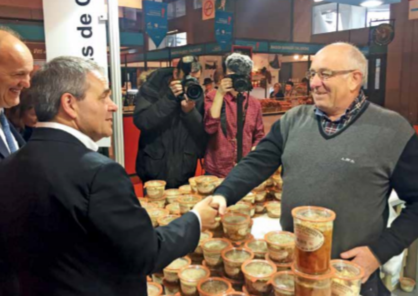 Xavier Bertrand a pris le temps de saluer tous les exposants, comme ici Éric Van Oost, gérant et fondateur des Conserverie Saint-Christophe dans la Somme.