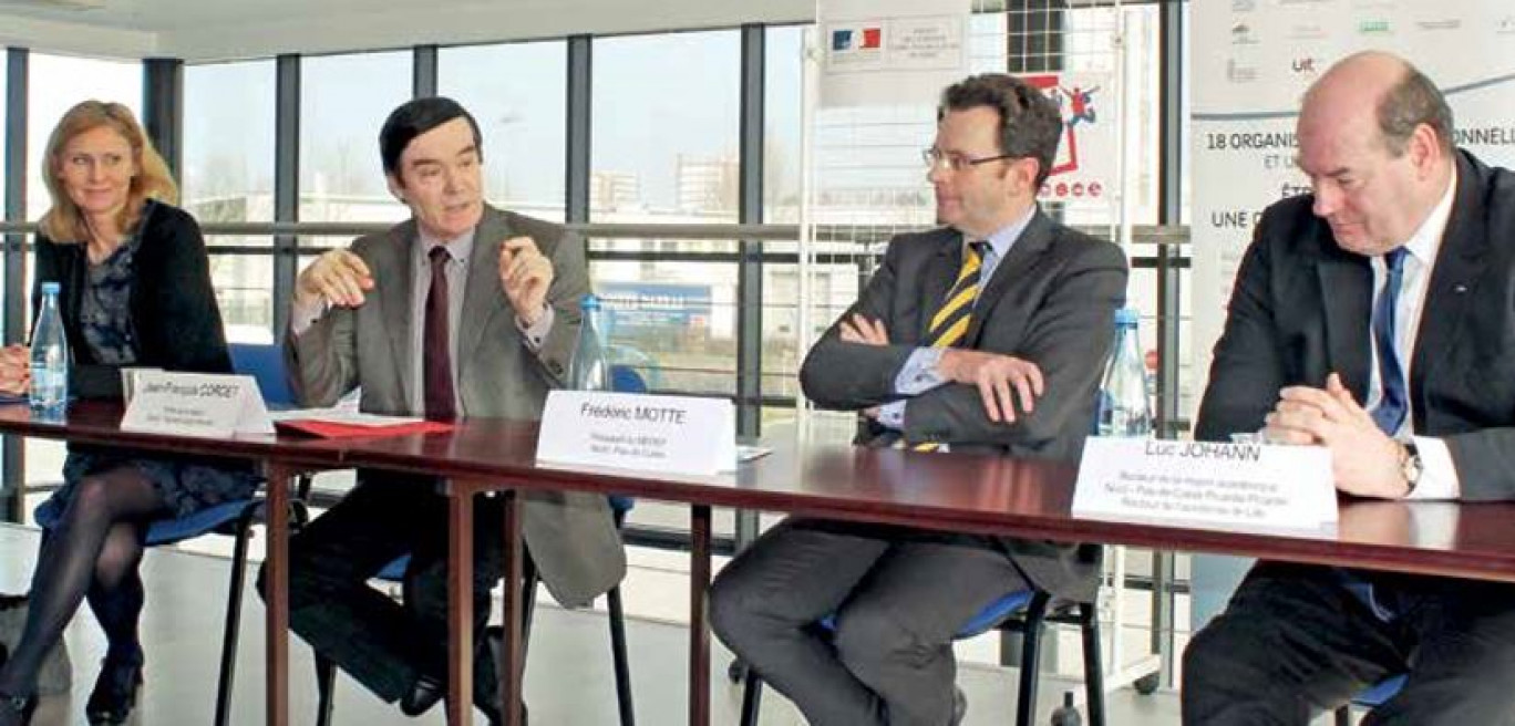 De gauche à droite, Karine Charbonnier, vice-présidente du conseil régional Hauts-de-France en charge de la formation et des relations avec les entreprises, Jean-François Cordet, préfet de la région Hauts-de-France, Frédéric Motte, président du Medef Nord – Pas-de-Calais et représentant du Groupe des fédérations industrielle (GFI) Nord – Pas-de-Calais, et Luc Johann, recteur de la région académique Hauts-de-France et de l’académie de Lille, chancelier des Universités.