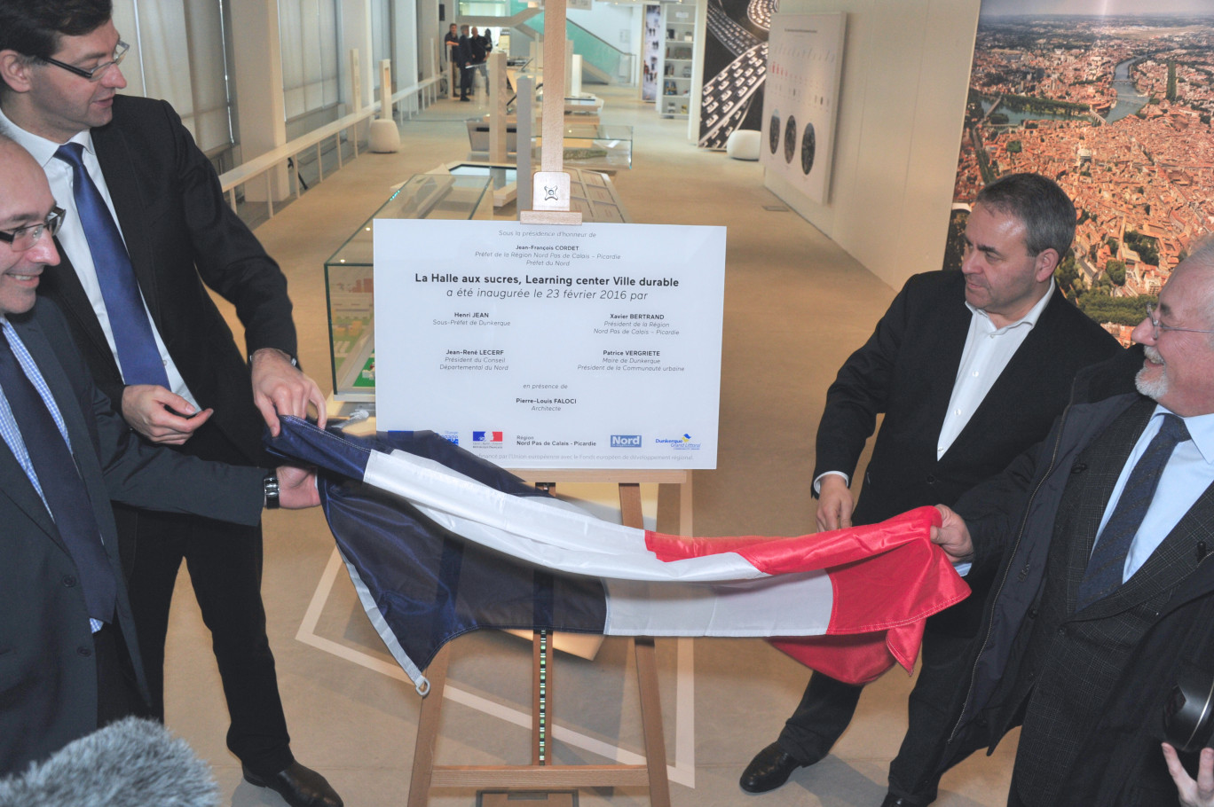 Patrice Vergriete, président de la CUD, et Xavier Bertrand, président de Région, ont inauguré ensemble la Halle aux Sucres.