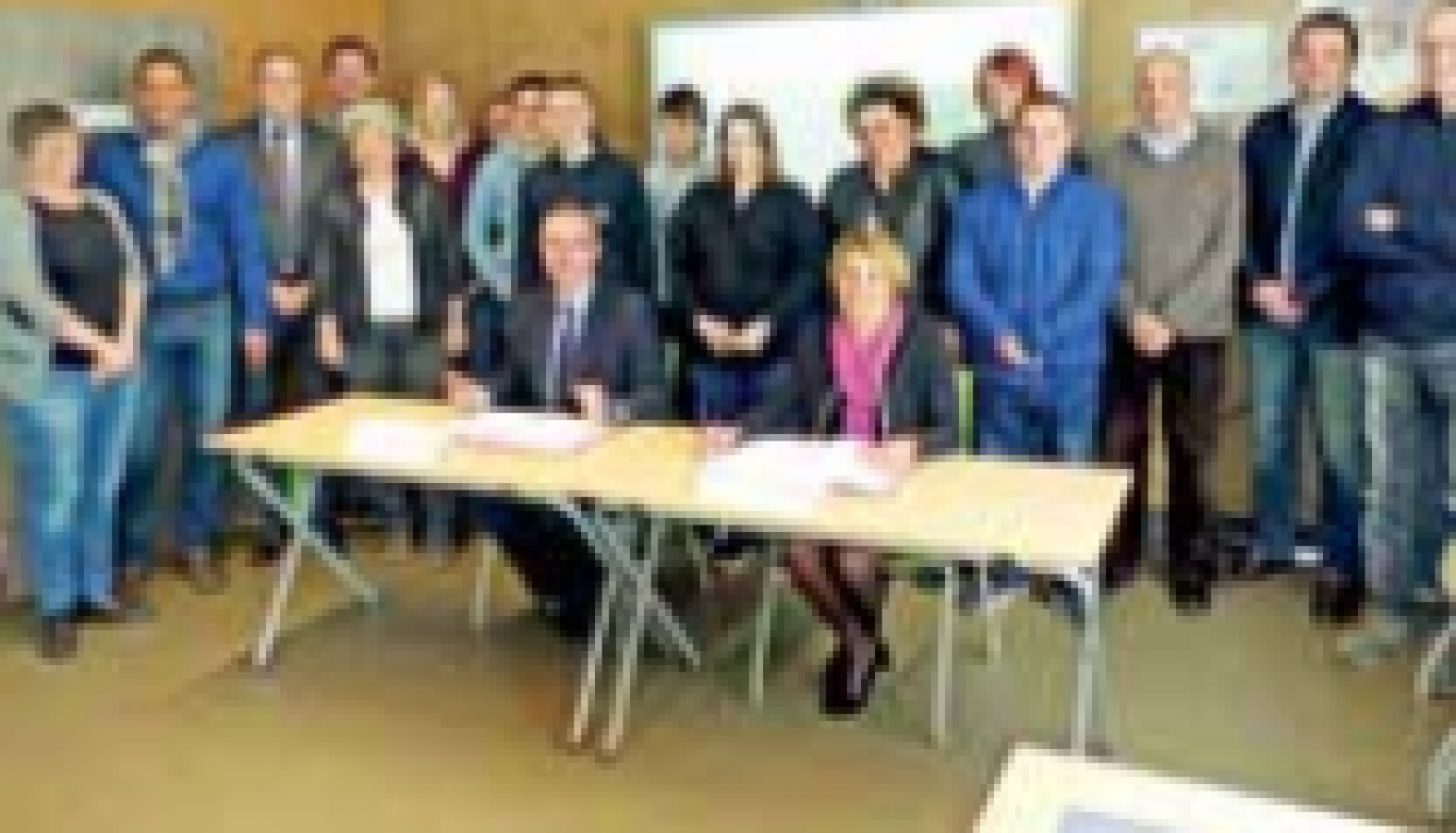 Eric Lorber, président du Comité local des banques de la Fédération bancaire française (FBF), et Jacqueline Fauth, présidente de l’École de la 2e chance (E2C) de l’Artois au centre de la photo.  