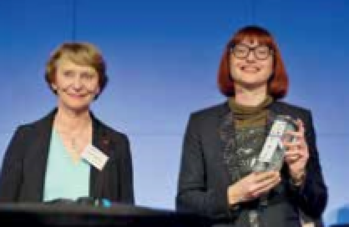 Hélène Szulc, dirigeante d’Aquago, vient de recevoir le Trophée de l’international de la Société industrielle du Nord de la France (SINF) des mains de Jeannine Vaillant, représentant le Comité national des conseillers du commerce extérieur.