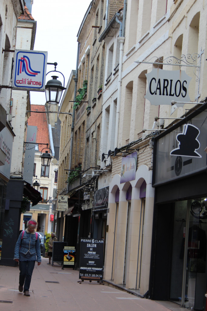 Les commerces de Centre ville de Saint Omer : la rue des Clouteries.