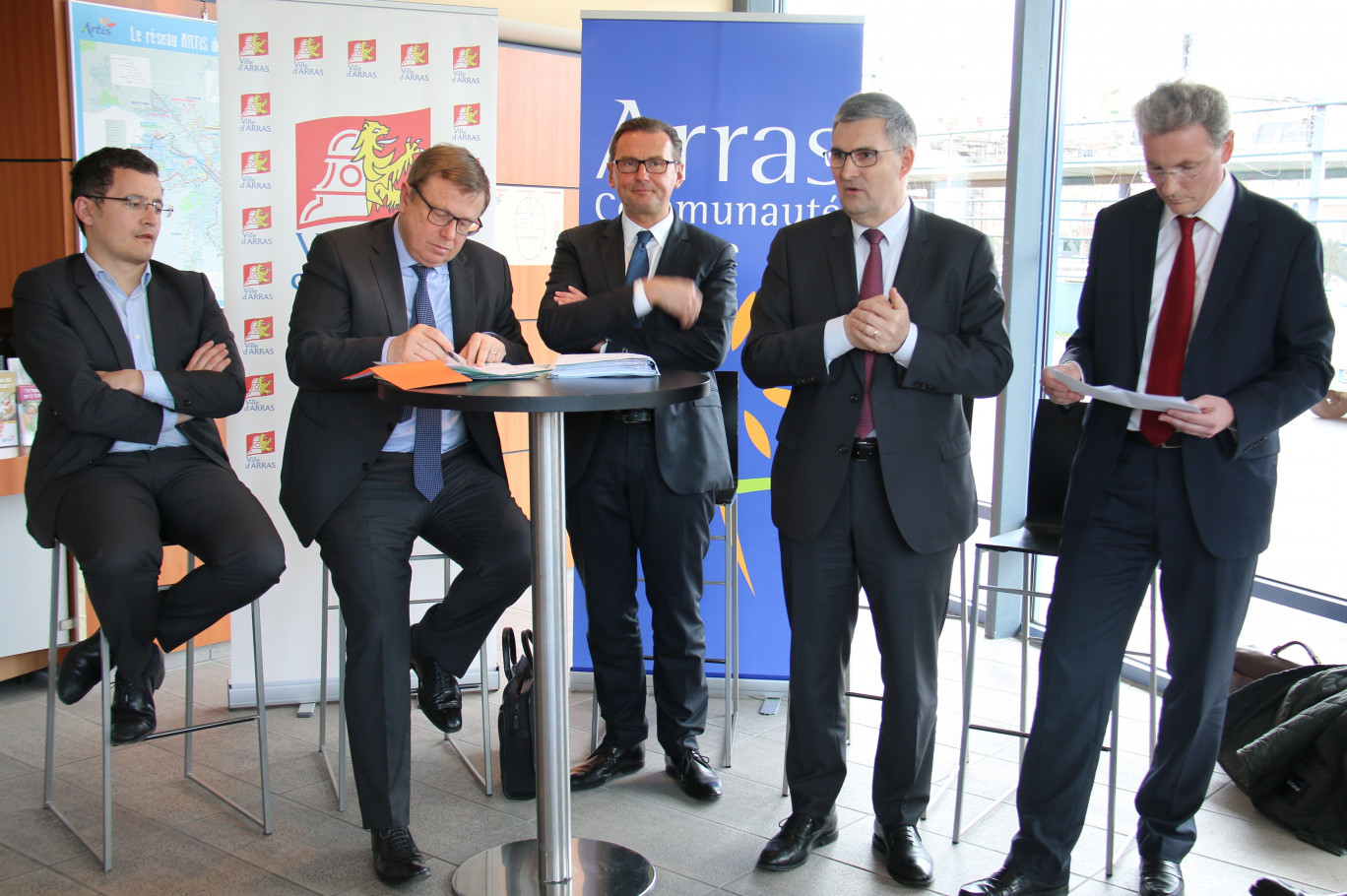 Lors de l’annonce, les intervenants de gauche à droite : Gérald Darmanin, vice-président régional aux transports, Frédéric Leturque, maire d’Arras et conseiller régional, Philippe Rapeneau, président de la Communauté urbaine d’Arras et vice-président régional,