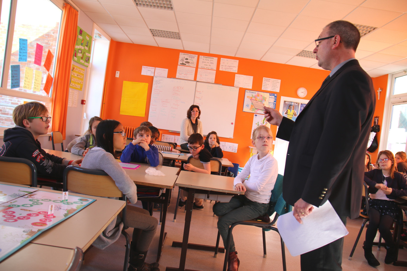 Sous l’œil attentif de Dominique Maes, chef d’établissement à l’école Saint Joseph à Arras, Eric Lorber, président du comité local des banques de l’Artois, répond aux questions des élèves.