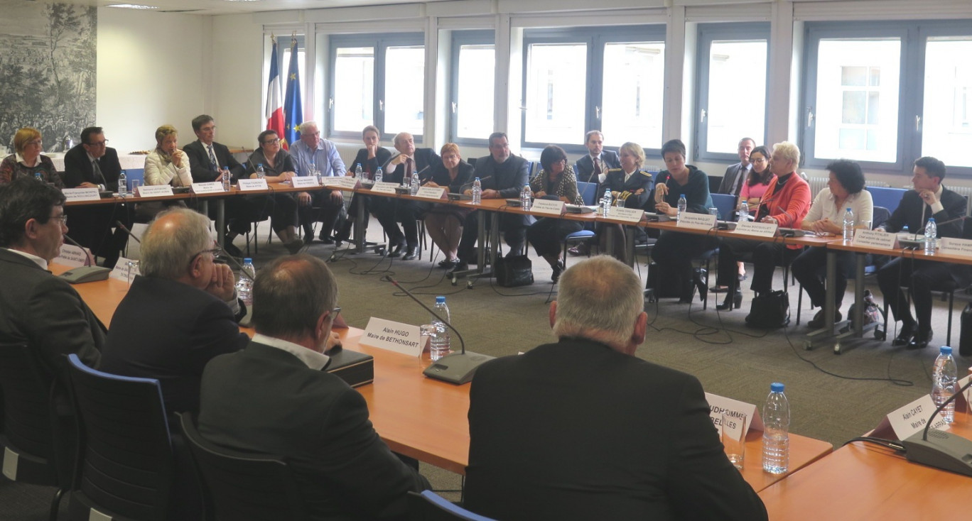 La réunion de travail et d’échanges avec Estelle Grelier, secrétaire d’État auprès du ministre de l’aménagement du territoire en charge des collectivités territoriales, et des élus du Pas-de-Calais, a eu lieu en préfecture du Pas-de-Calais. 