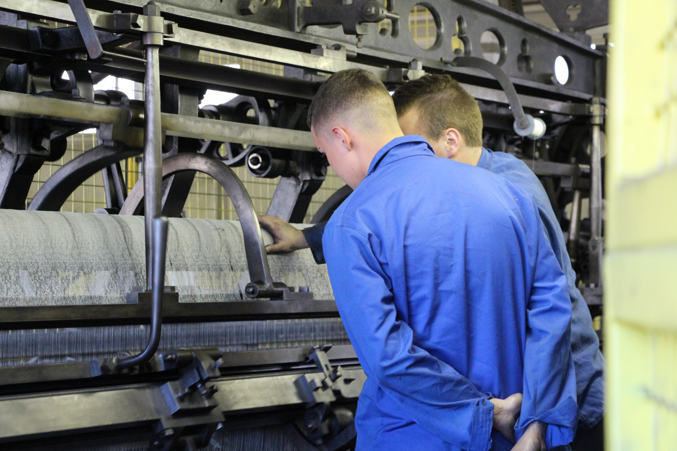 « Apprentissage dans l'atelier de l'institut Jacquard à Calais ».