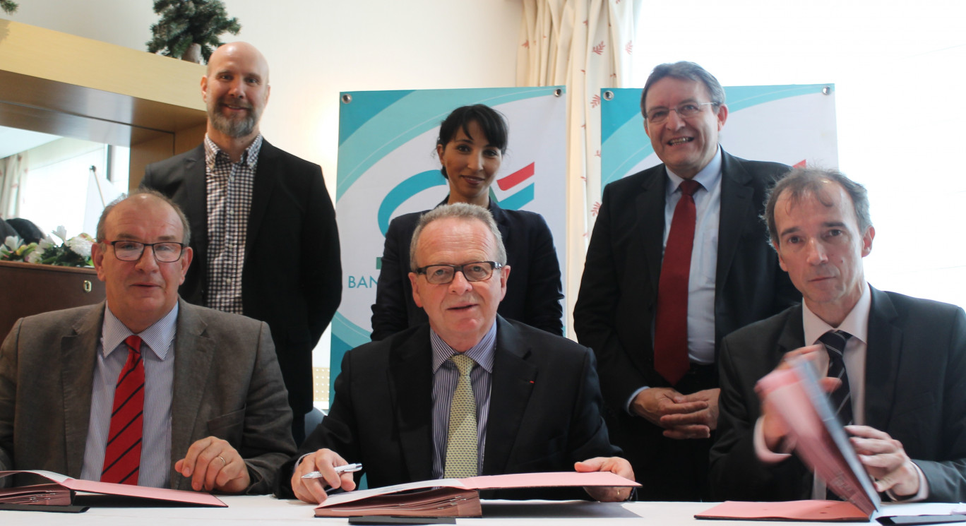Les signataires de la convention de partenariat, assis de gauche à droite, Bertrand Gosse de Gorre, président de Point Passerelle Nord de France, Bernard Pacory, président du Crédit Agricole Nord de France, Emmanuel Landais, directeur général de l'ADIE, et debout, Christophe Nicaud, directeur Hauts de France de l'ADIE, Narjiss Kara, communication mutualiste et mécénat à la Fédération Nationale du Crédit Agricole, et François Macé, directeur général du Crédit Agricole Nord de France.