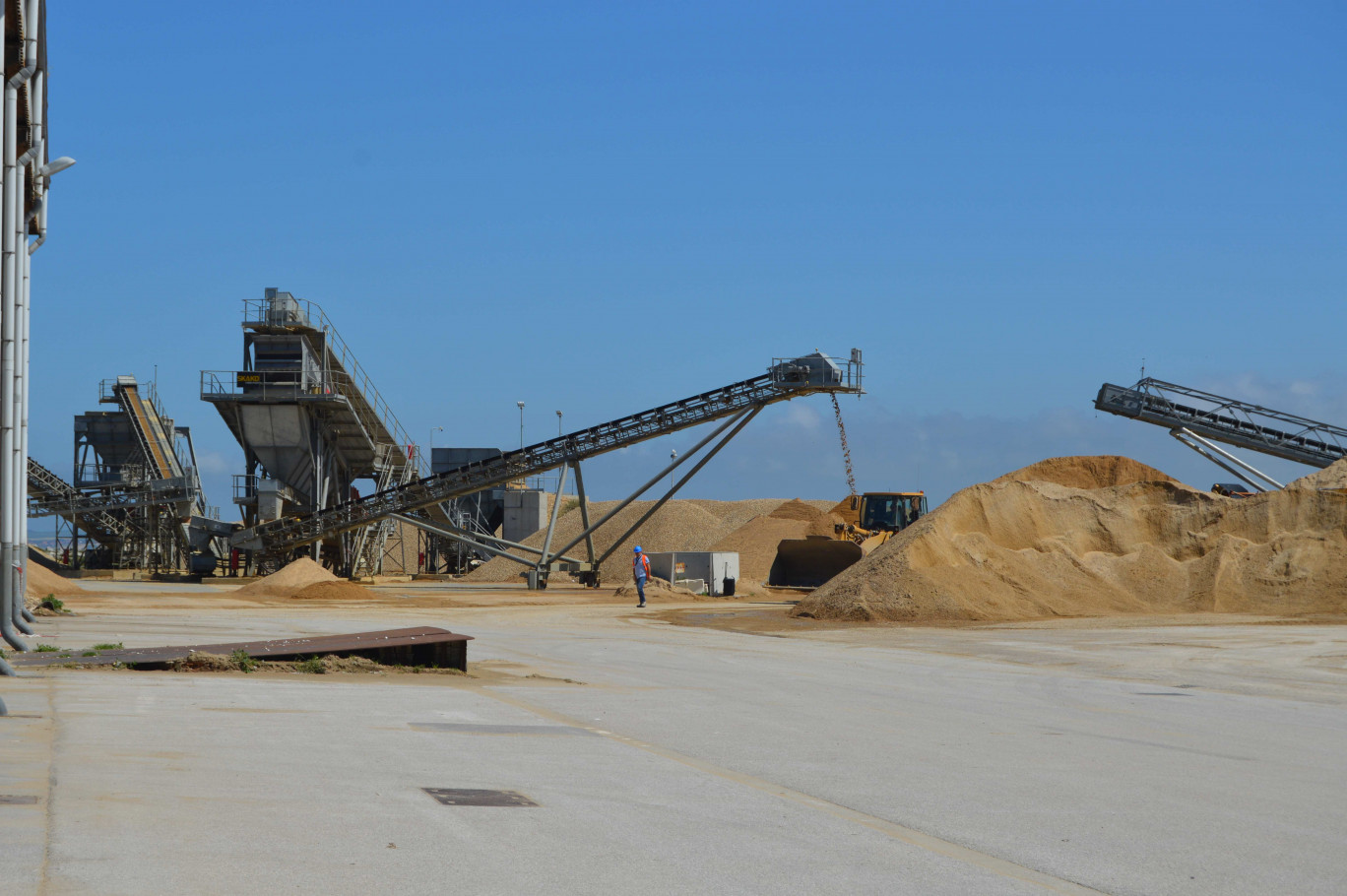 Grâce à sa plate-forme portuaire, CBD produit des sables concassés et des gravillons à partir du tout-venant marin, en fournissant un complément de gamme aux Carrières du Boulonnais.