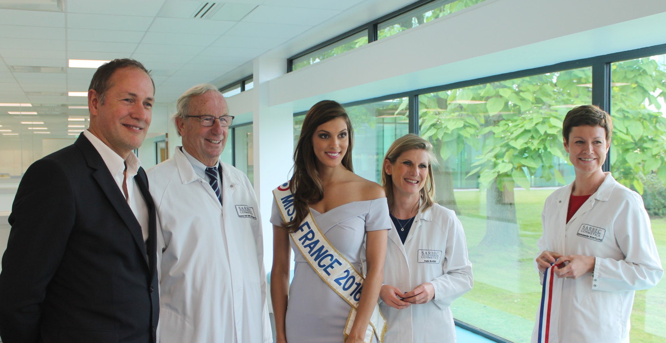 Iris Mittenaere, Miss France 2016 et ambassadrice de la marque, a inauguré le nouveau laboratoire le 22 juin dernier en présence des dirigeants et des responsables en R&D.