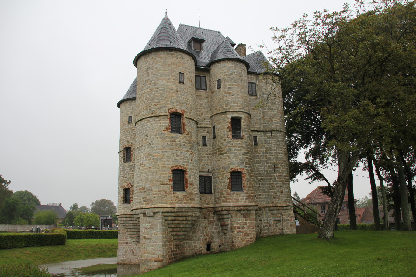 Progressivement le donjon de Bours retrouve toute sa superbe.
