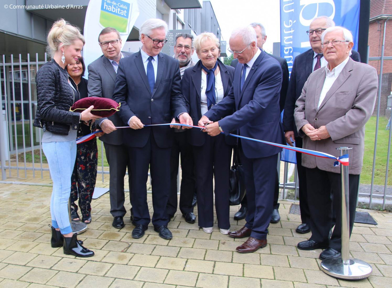 La coupure du cordon inaugural a rassemblé tous les acteurs de la construction de cette nouvelle résidence.