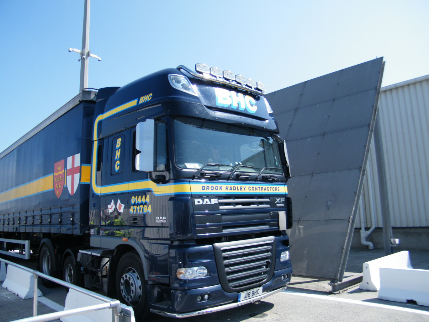« Passage d'un camion au port de Calais ».