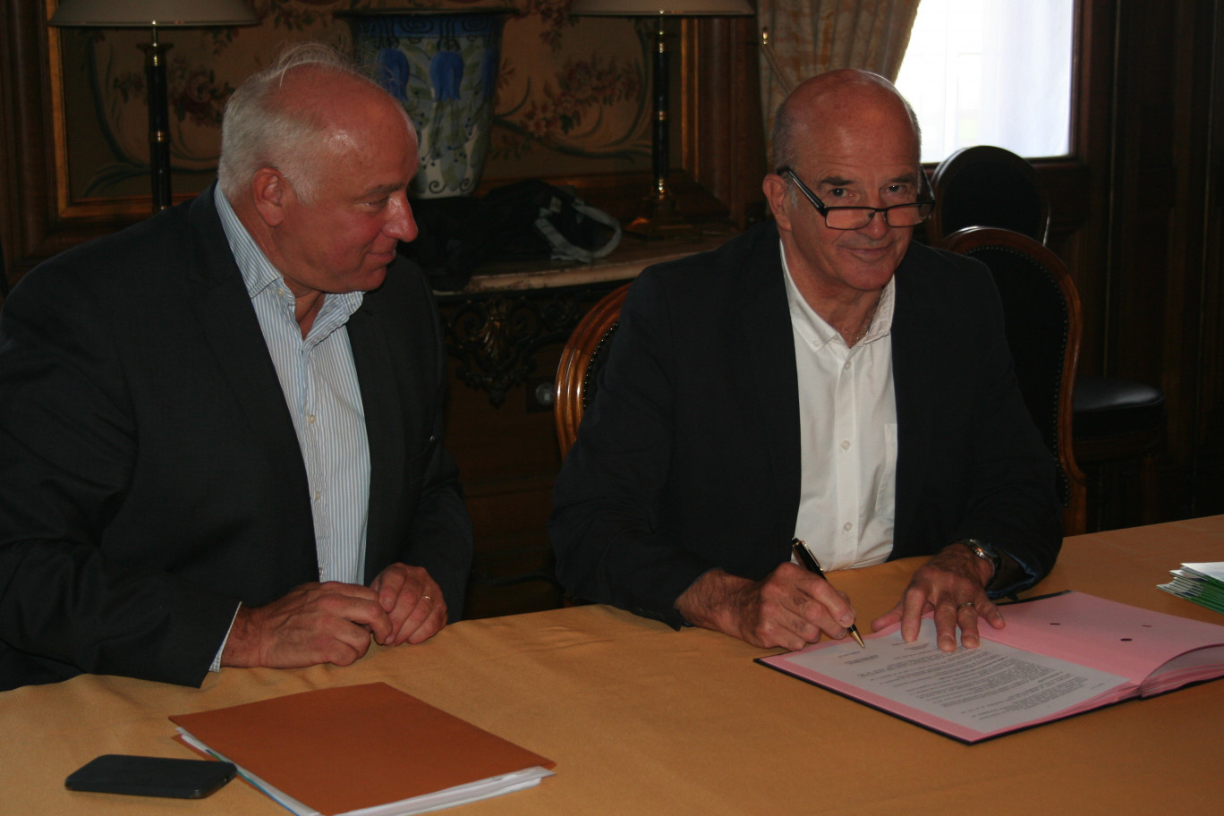 Bruno Delcampe (SOS Entreprneur) et André Chalot (EGEE-Délégation Hauts-de-France) signent l’accord de partenariat. 