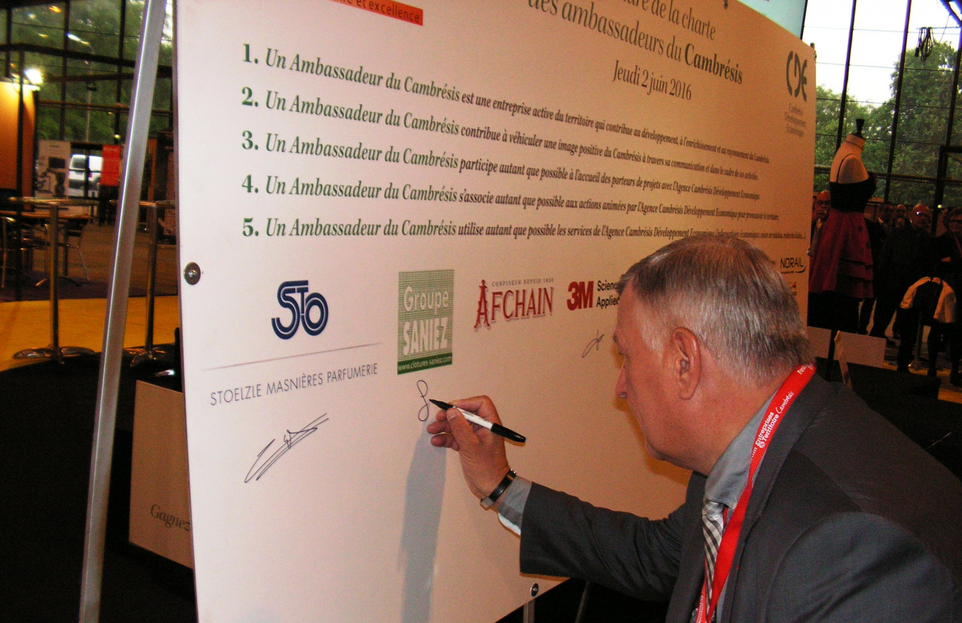 Au forum de début juin, organisé par CDE, la symbolique signature de la charte des ambassadeurs du Cambrésis. Au stylo, ici, Jean-Marie Saniez, président du groupe Clôtures Saniez, basé à Solesmes.