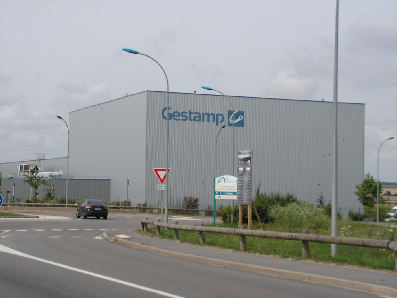 Un rond-point a été aménagé à l’entrée de Gouzeaucourt afin de créer une desserte dédiée à la circulation des poids lourds.