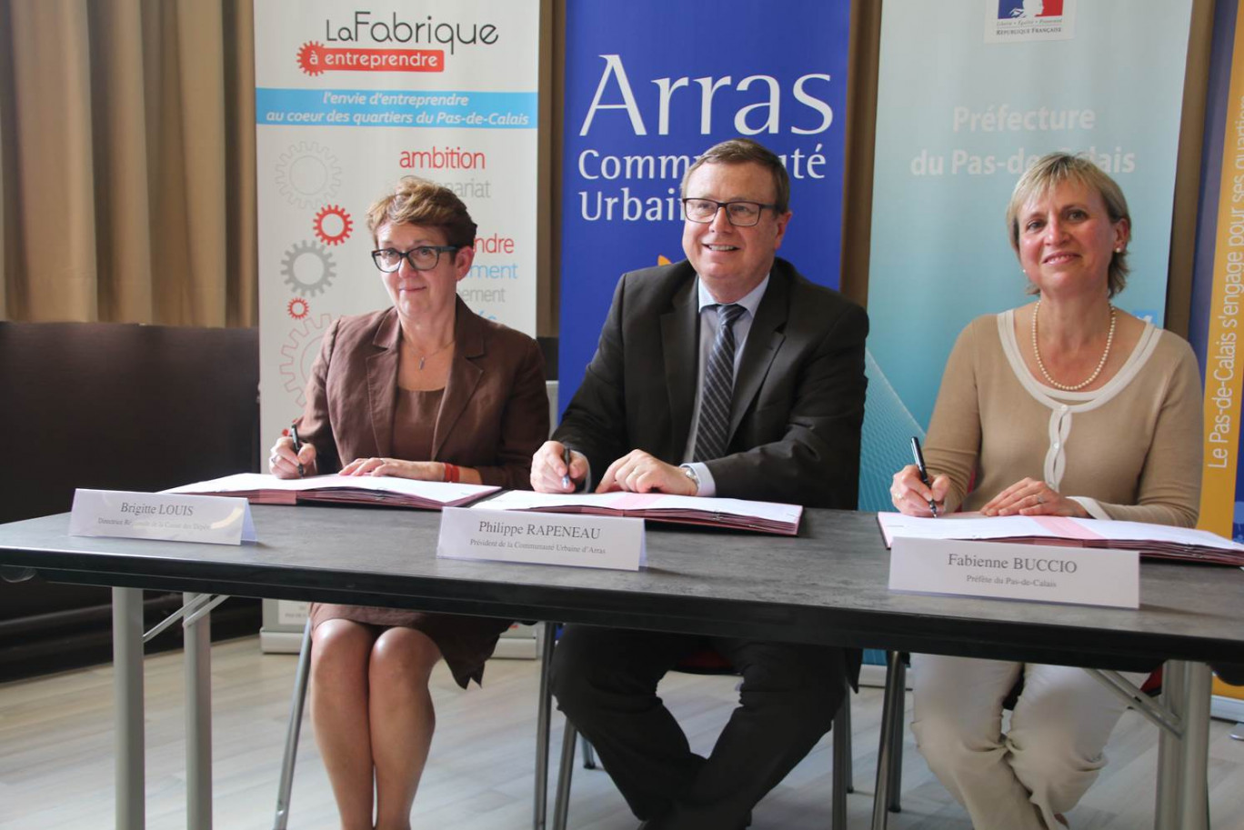 Les signataires (de gauche à droite) de la convention de déploiement du dispositif « Fabrique à entreprendre » : Brigitte Louis, directrice régionale de la Caisse des dépôts et des consignations, Philippe Rapeneau, président de la Communauté urbaine d’Arras, et Fabienne Buccio, préfète du Pas-de-Calais.