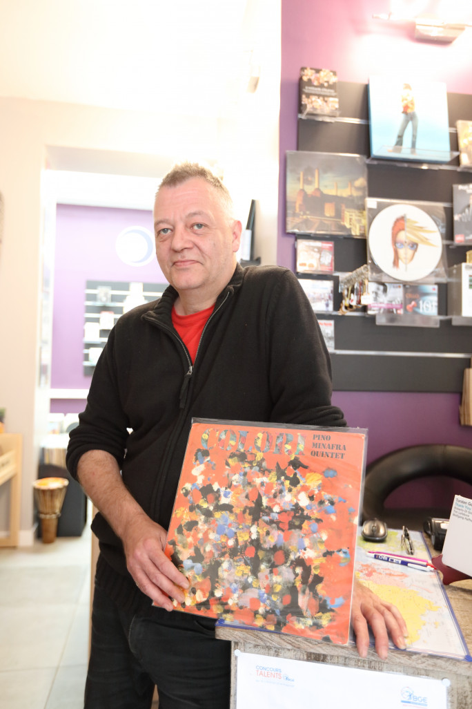 La petite boutique de Jean-Pierre ne paye pas de mine, elle renferme pourtant des trésors, des CD et des Vinyles que l’on ne trouve nulle part ailleurs. 