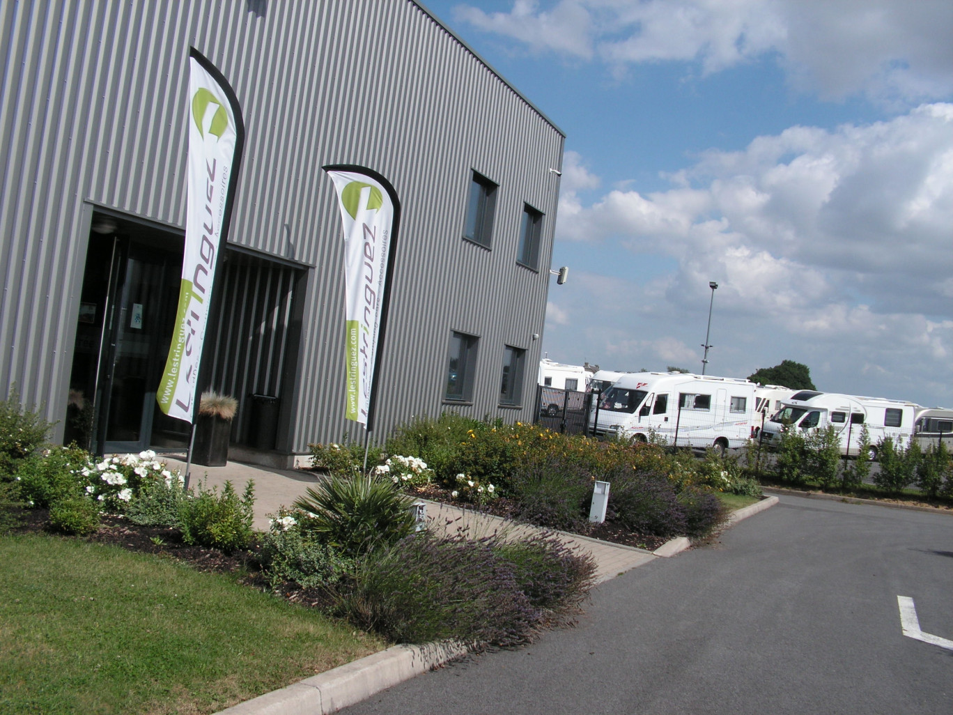 L’entrée du show-room sur le site de Beauvois-en-Cambrésis inauguré en septembre 2012. Les caravanes ont rejoint les camping-cars. L’administration viendra en septembre et le magasin devrait s’y installer en janvier.