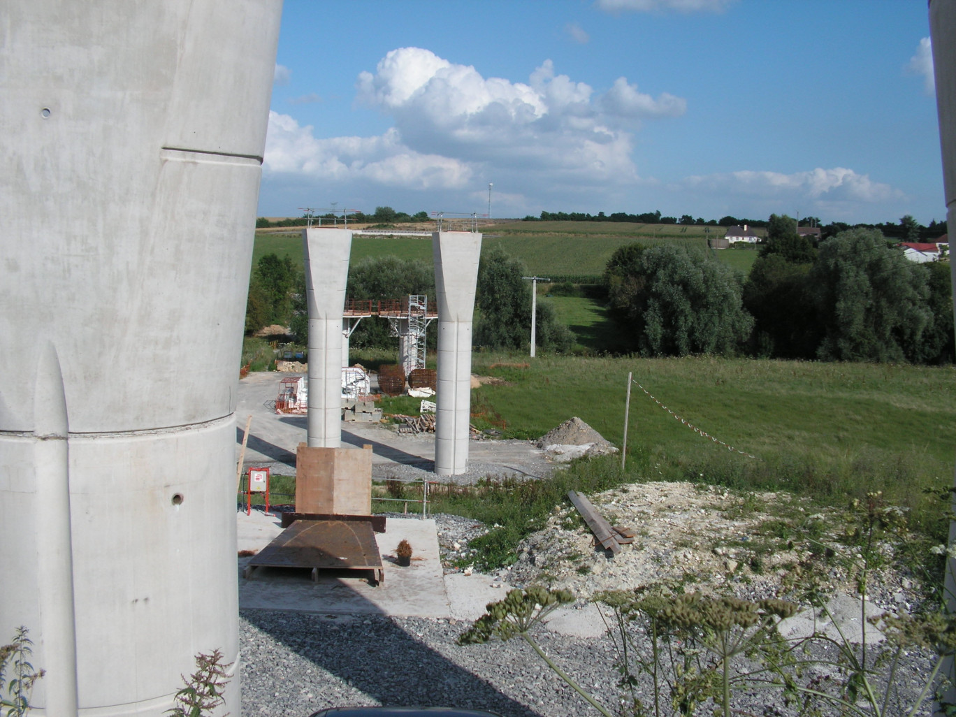 En contrebas de la D 955, côté vallée de la Selle. Les piliers attendent et font penser à des colonnes de temple antique.