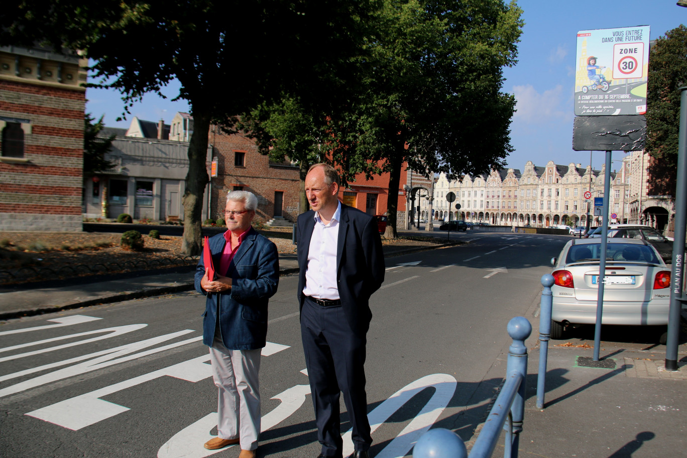 Lors de la présentation du diapositif à l’entrée de la ville Grand’Place par (à gauche) Claude Féret, adjoint de pôle en charge des travaux, des aménagements urbains et de l'urbanisme, et Gauthier Osseland, conseiller délégué à la mobilité