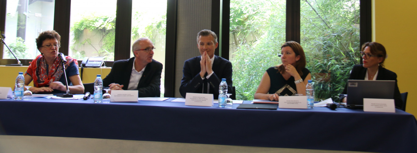 De gauche à droite les signataires et les acteurs de la convention : Annick Genty, directrice du développement des solidarités, Jean-Marc Tellier, vice-président du Conseil départemental du Pas-de-Calais chargé du revenu de solidarité active, de l’insertion, du fonds de solidarité logement, du programme départemental de l’habitat, Xavier Delforge, vice-président du Comité des banques FBF Pas-de-Calais, Géraldine Botte, chef de service départemental du développement social, et Patricia Gacquerre, chef de mission travail social et prospective.