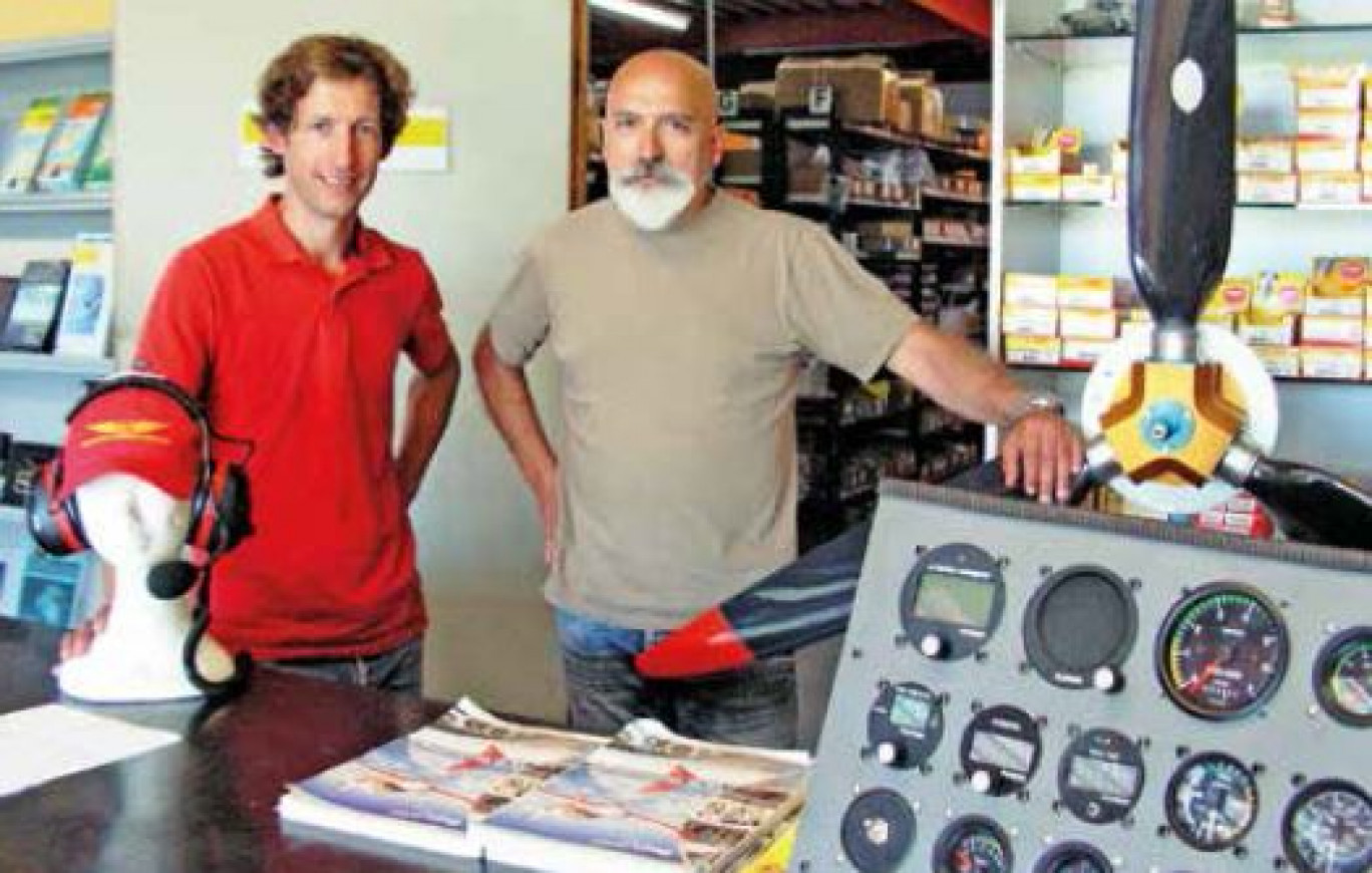 José Lourenço (à droite) et Guy Dubrulle. Le bouche à oreille les a mis sur la piste d’ULM technologie qui était à reprendre. Ils ont décidé de s’associer et d’unir leurs compétences…