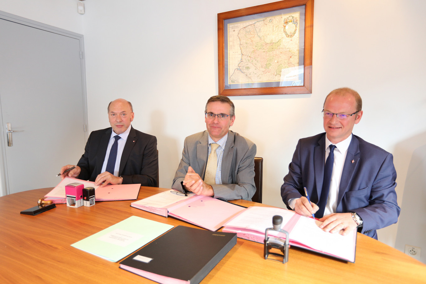 Les maires d’Auchel (à gauche) et de Nœux-les-Mines (à droite) ont signé la convention avec Nicolas Honoré sous-préfet de l’arrondissement de Béthune.