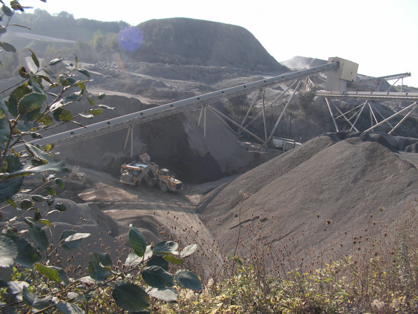 Une partie de la zone actuelle d’extraction vue du belvédère ouvert récemment au public et aménagé par l’entreprise. Des panneaux y décrivent la faune et la flore qui arrivent à s’installer dans ce site industriel.