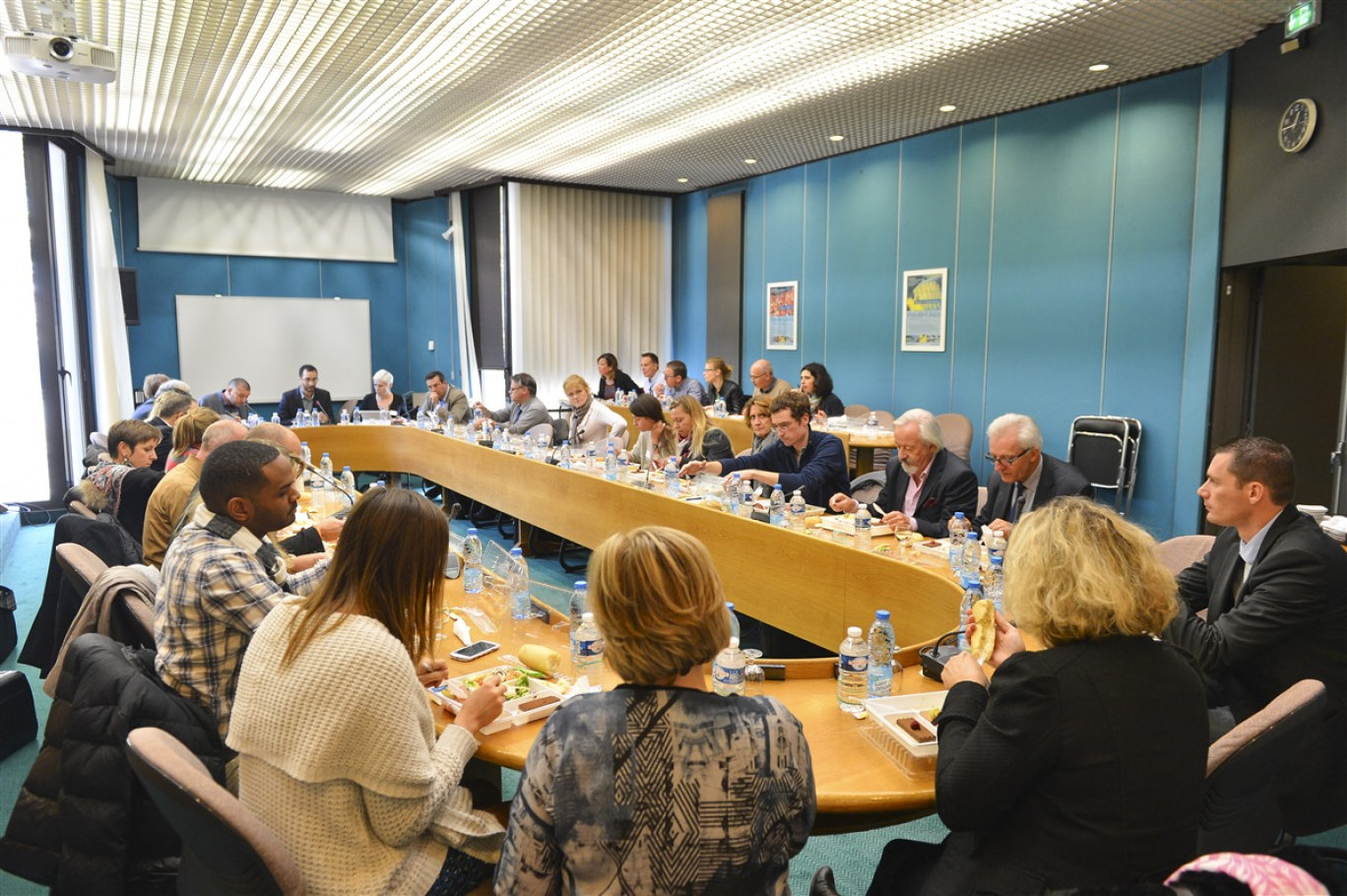 Table ronde au cours du déjeuner.