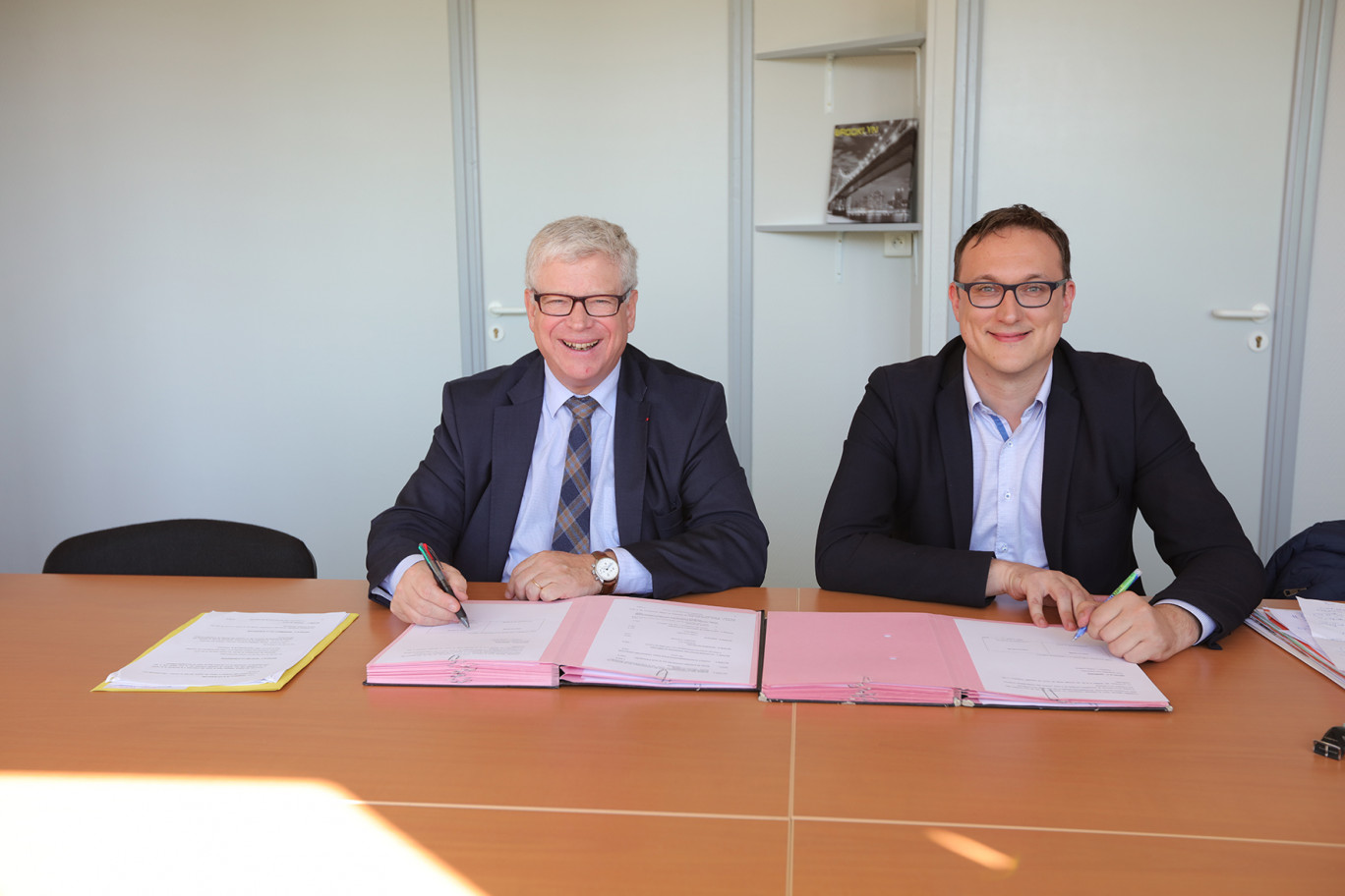 Juste avant la signature de la convention, Laurent Degroote, président de la CCI Grand-Lille (à gauche) et Grégory Marlier, président de la Communauté de Communes de la Haute-Deûle ont rappelé les tenants et les aboutissants de ce partenariat.