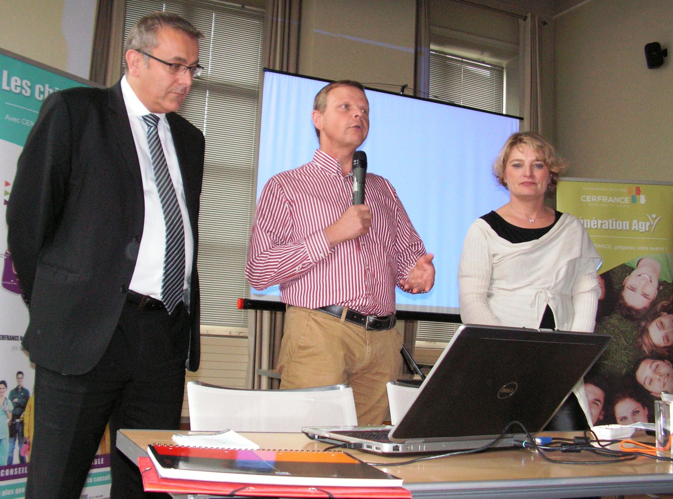 Olivier Vanpeperstraete, président de Cerfrance Nord, Pas-de-Calais, au micro, entouré de Marie-Sophie Lesne, maire du Quesnoy et surtout vice-présidente de la Région chargée de l’agriculture, et de Grégory Denys, directeur général.