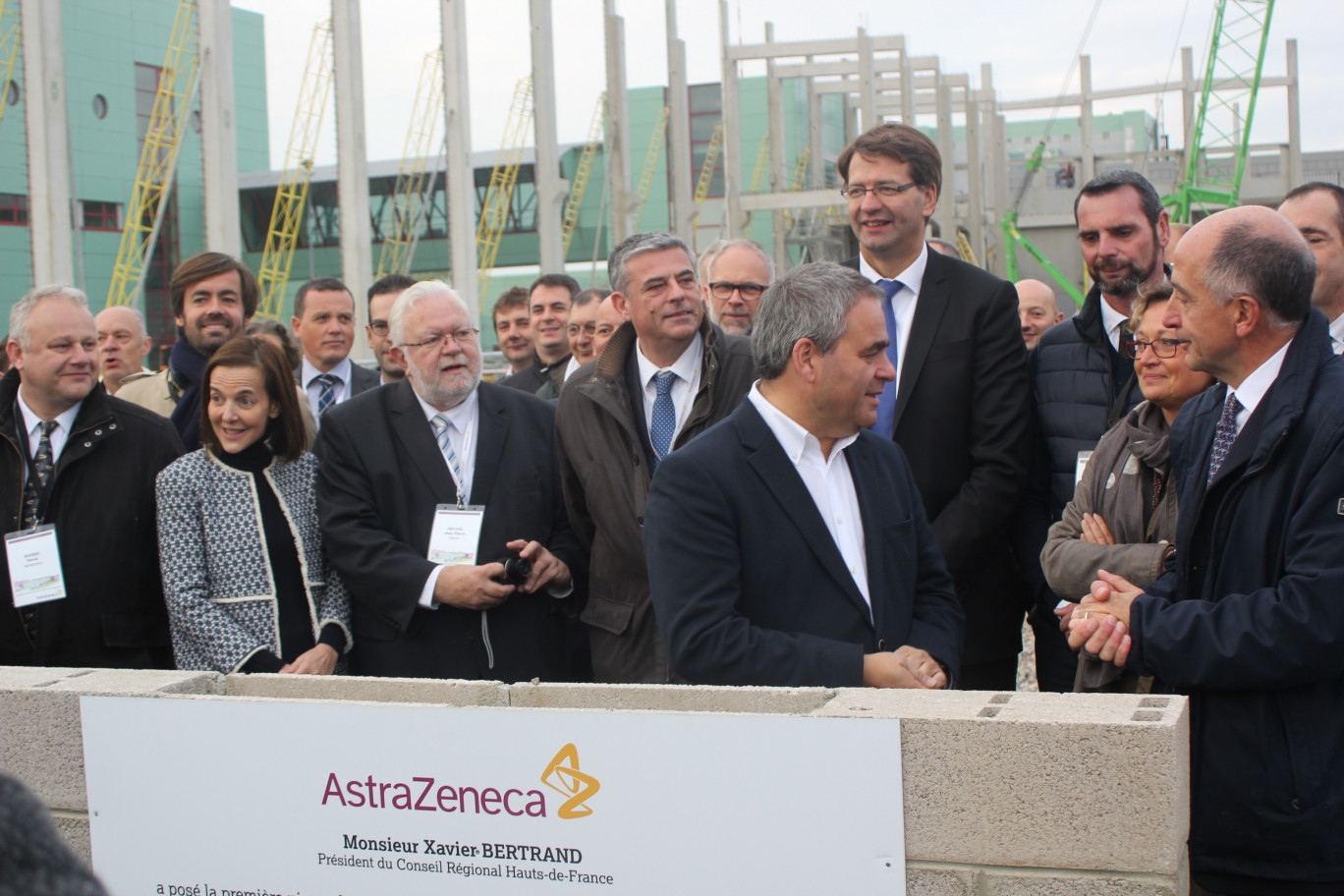 Xavier Bertrand, président de Région, et Dominique Bretaudeau, directeur de l'usine AstraZeneca, ont posé la première pierre de l'extension du site dunkerquois. 