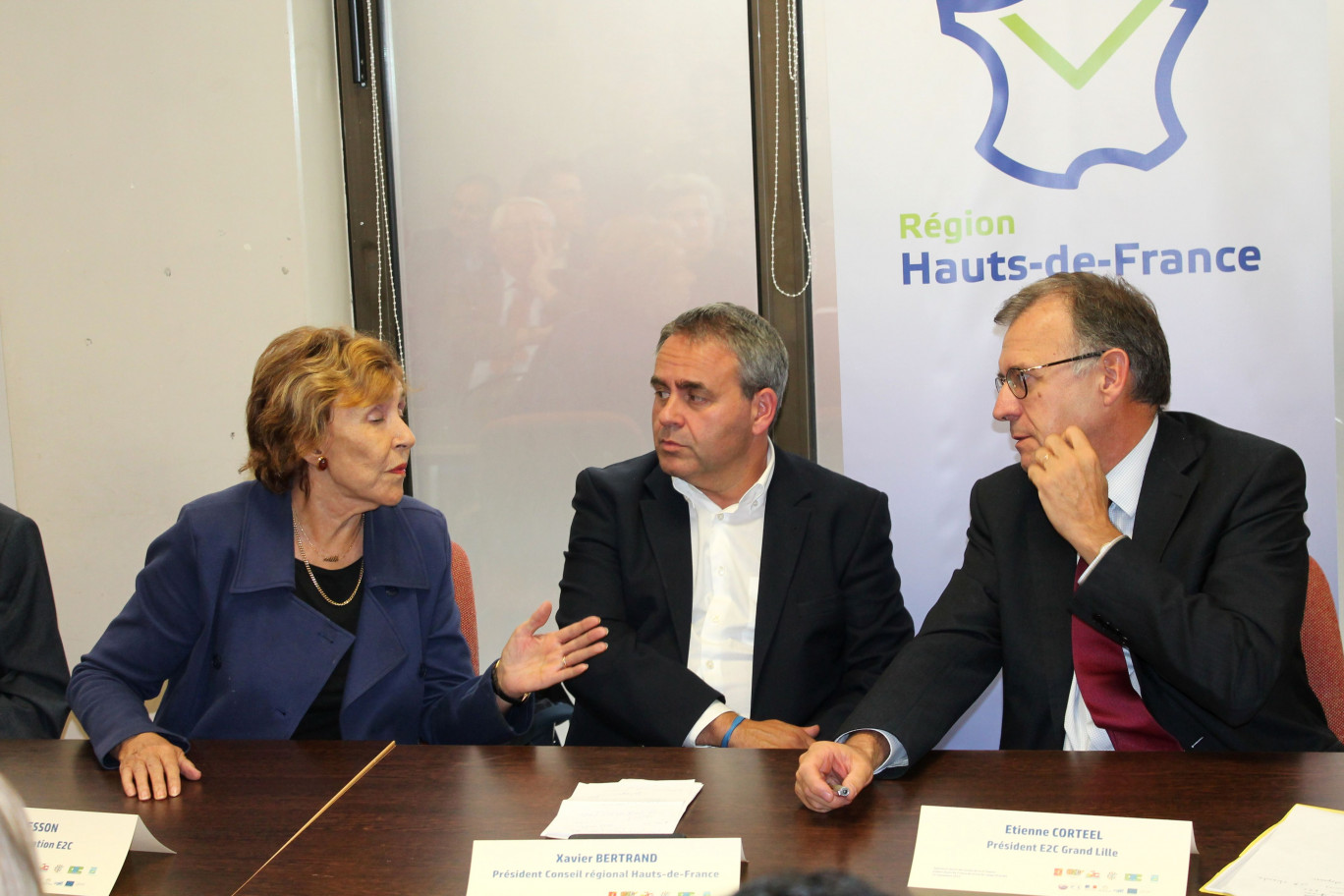 Edith Cresson et Xavier Bertrand ont assisté à la signature de la charte des E2C régionales, dans les locaux de l'E2C grand-Lille, présidée par Etienne Corteel. 