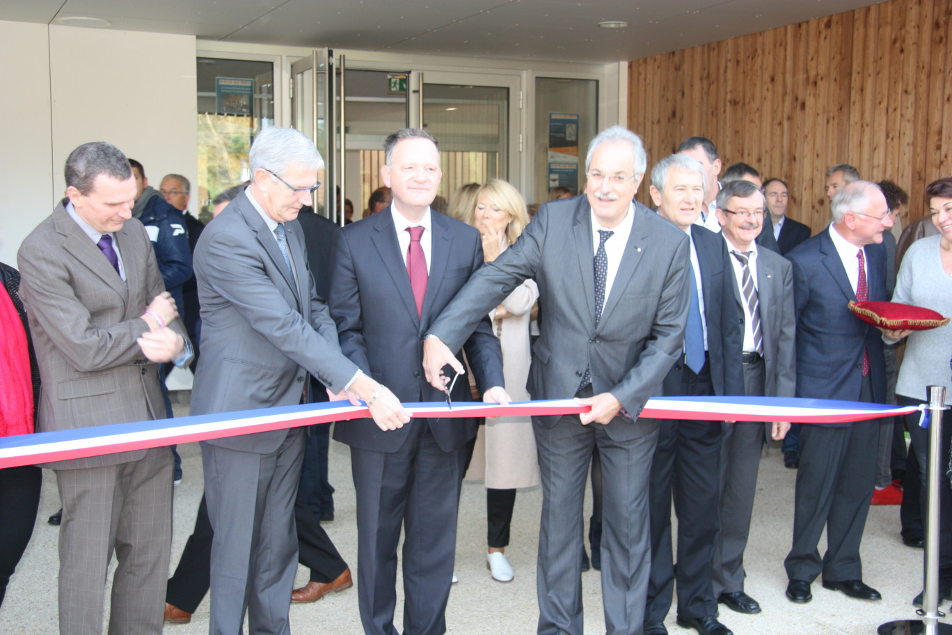 Lors de l'inauguration, entourés de nombreux élus locaux, Michel Dagbert, président du Conseil départemental du Pas-de-Calais, Vincent Berton, sous-préfet de Calais et Richard Gosse coupent le traditionnel ruban tricolore.