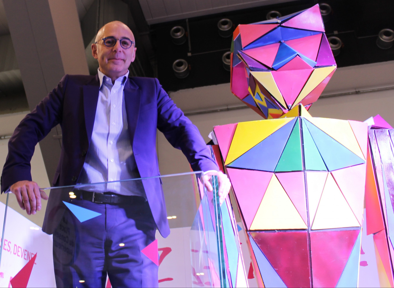 Hubert Tondeur posant aux côtés de la mascotte retenue par le Conseil Régional de l'Ordre pour le congrès 2017 « Soyez géants ! »