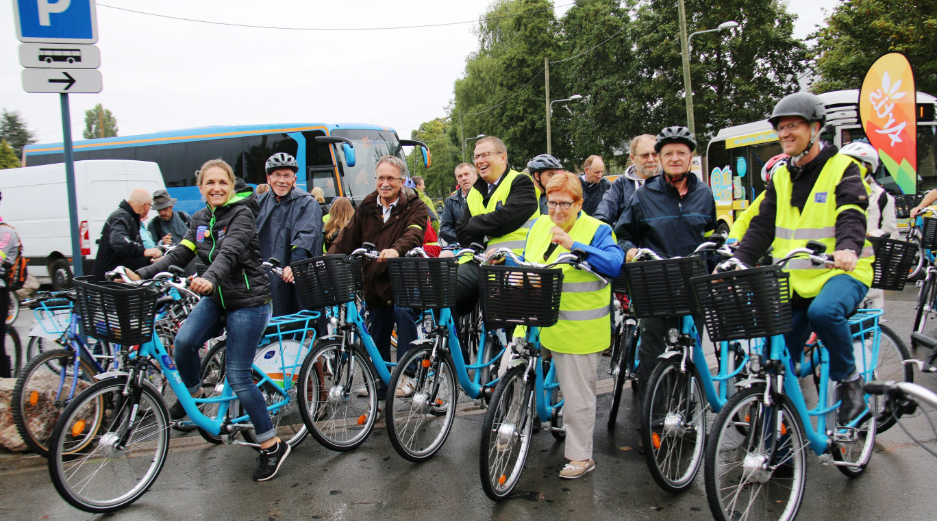 Autour de Philippe Rapeneau, président de la Communauté urbaine d’Arras, les élus ont mouillé le maillot (fait rare, il pleuvait légèrement à Arras) pour lancer ce nouveau service de location de vélos électriques.