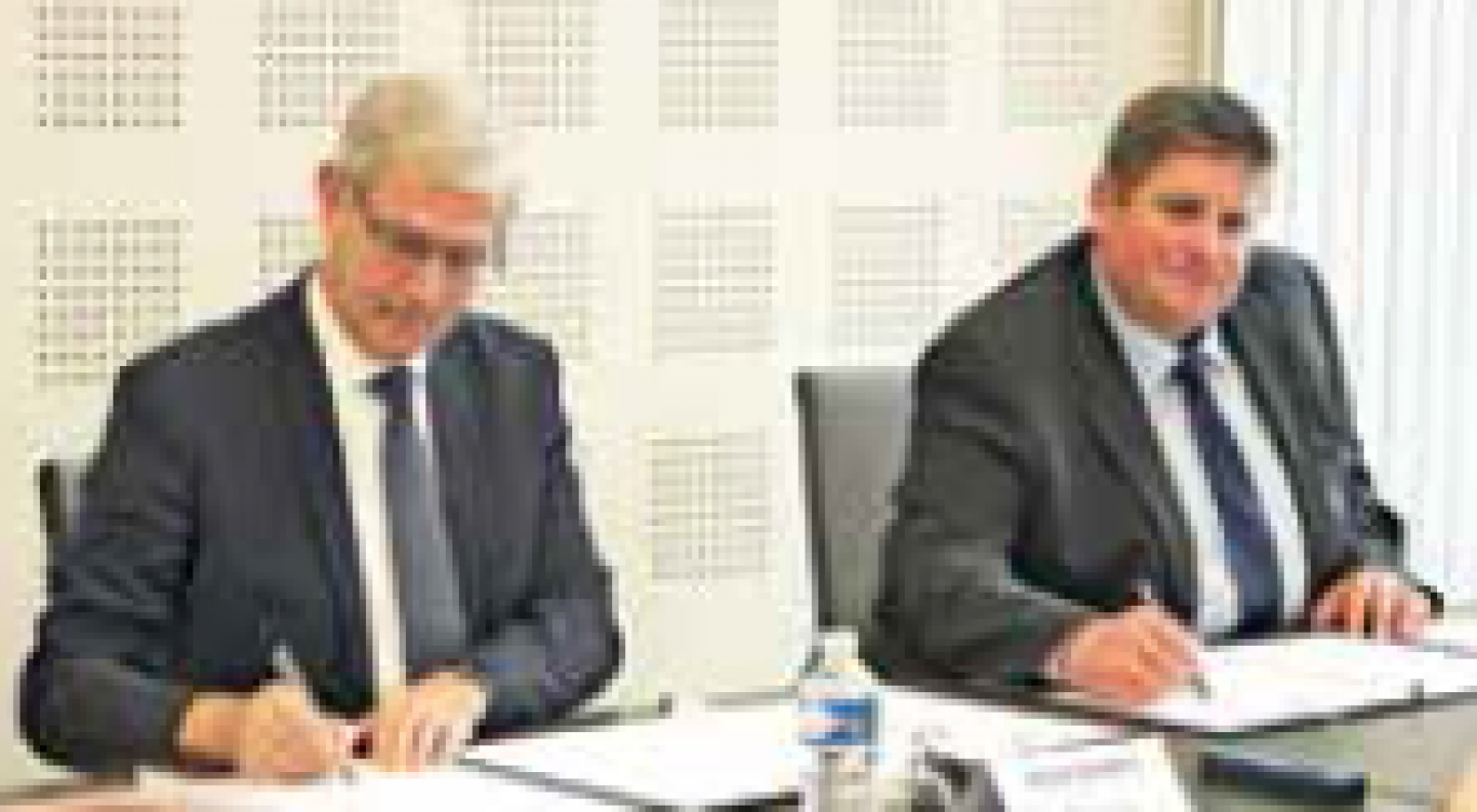 Signature par (à gauche) Michel Dagbert, président du Département du Pas-deCalais, et Willy Schraen, président des Fédérations départementale et nationale des chasseurs, d’une convention d’objectifs et de moyens pluriannuelle 2016-2020.