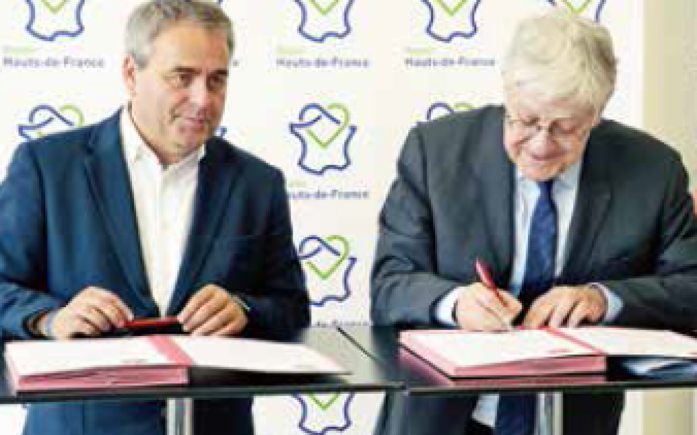 Xavier Bertrand et Pierre-René Lemas lors de la signature.
