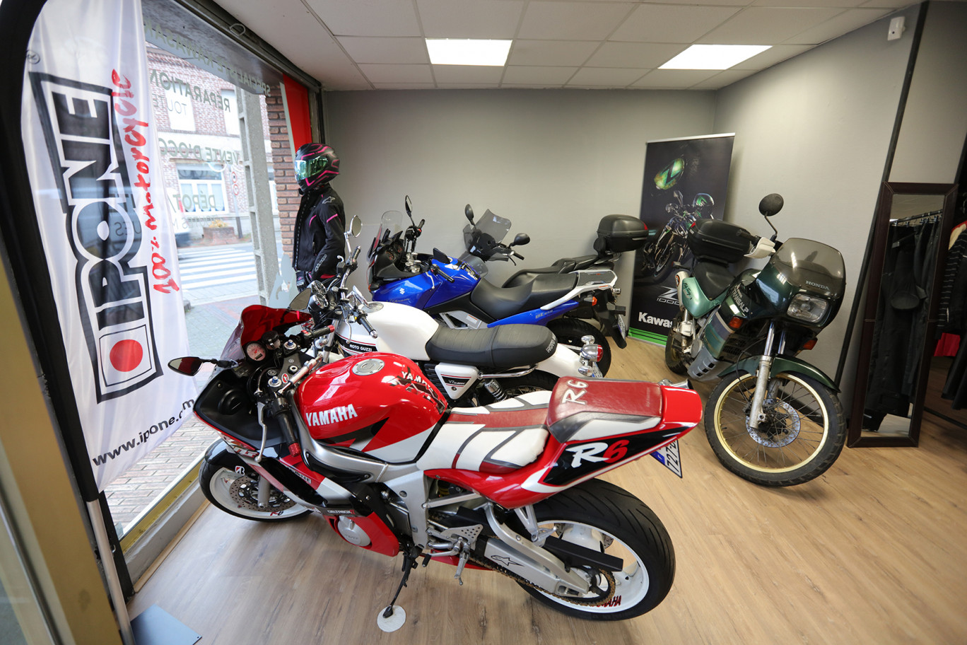 À l’intérieur de l’enseigne, située en plein centre-ville de Nœux-les-Mines, une partie showroom et un atelier de réparation.