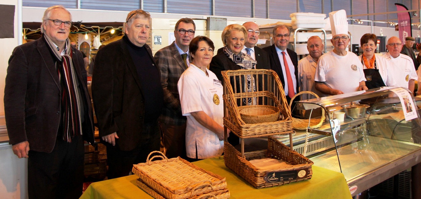 Une photo souvenir sur le stand de la Chambre des métiers et de l’artisanat a réuni (de gauche à droite) : Édouard Magnaval, président de la CCCI Artois, Daniel Basdevant, représentant l’UMIH du Pas-de-Calais, Nicolas Desfachelle, maire de Saint-Laurent-Blangy, Nadine Giraudon, adjointe au maire d’Arras en charge du commerce, du tourisme et de l'Artisanat, Francis Dumarquez, président d’Artois Expo, et Gabriel Hollander, 1er vice-président de la Chambre interdépartementale des métiers et de l’artisanat, entourés par les animateurs du stand et les professionnels des métiers de bouche.