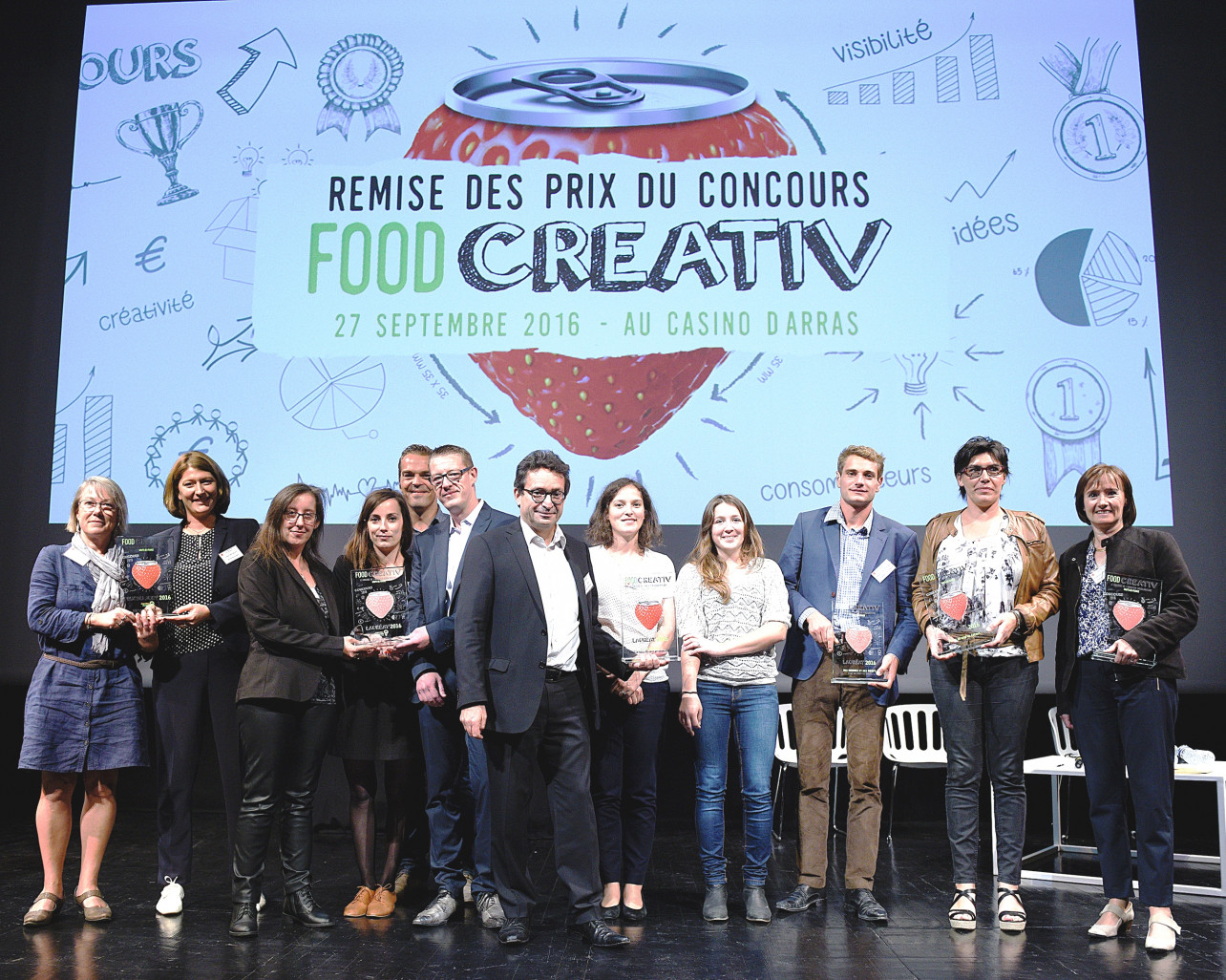 La promotion des lauréats 2016 du concours FOOD CRATIV de l’innovation agroalimentaire Hauts-de-France a posé avec beaucoup de plaisir.