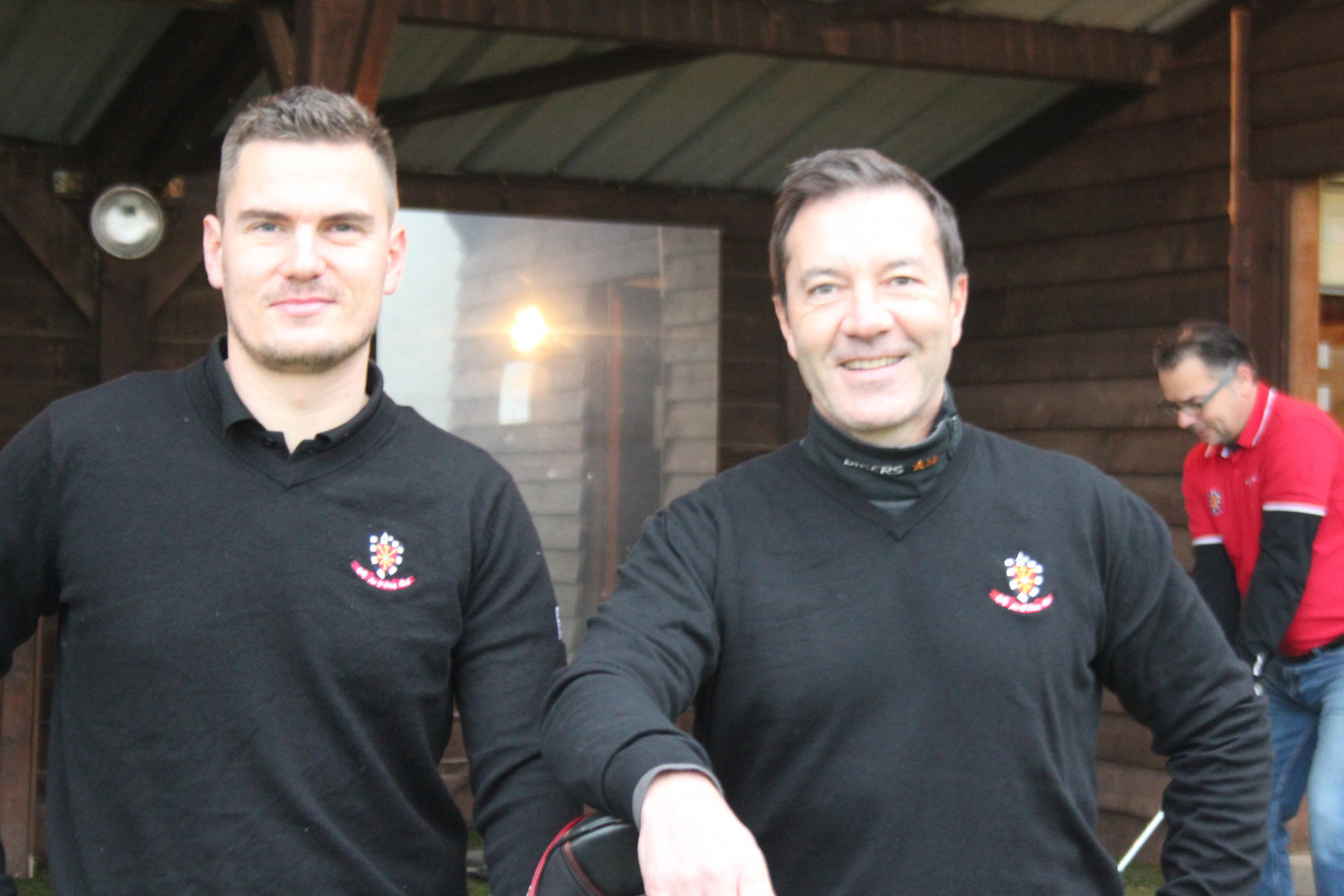 Les deux professionnels Ludovic Depledt (à g.) et Sylvain Raout participent sportivement au succès et au renom du golf de Saint-Omer.