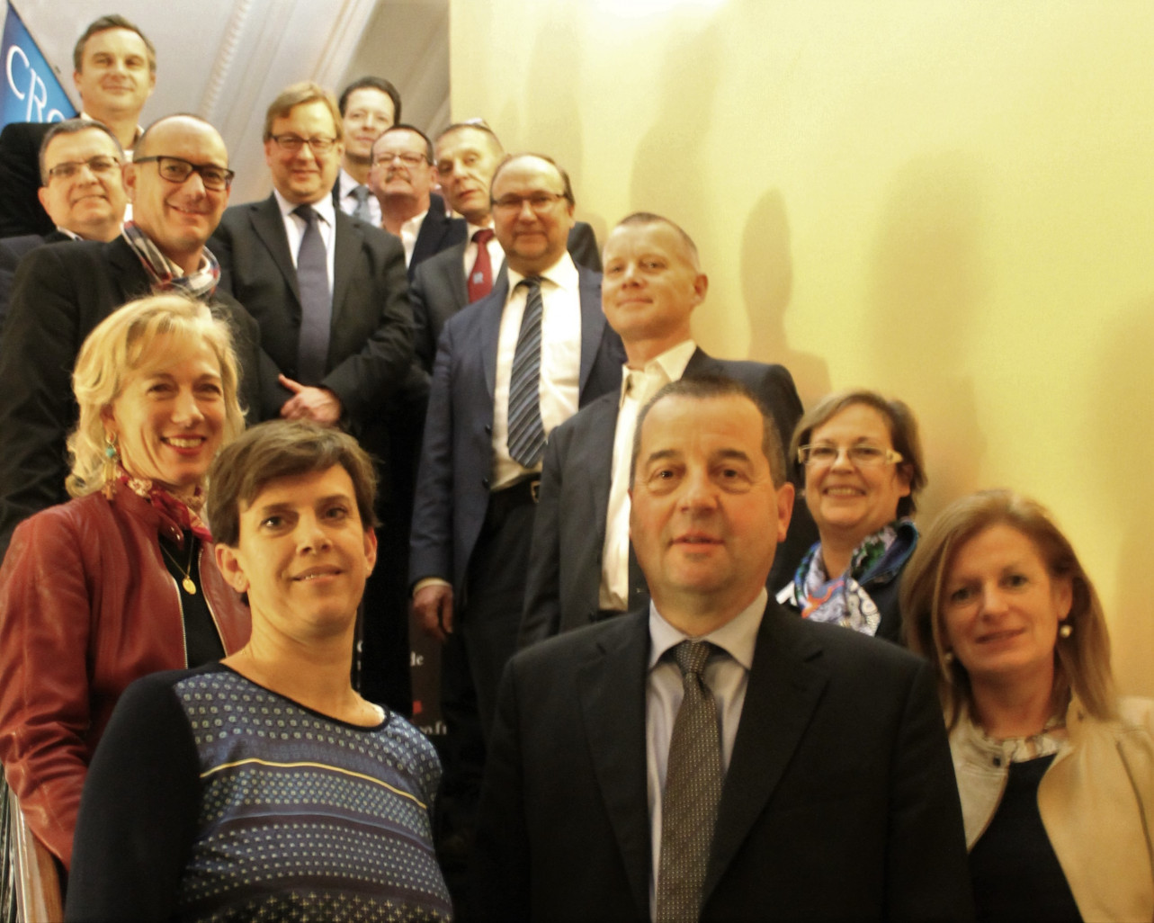 Les membres de la Compagnie Régionale des Commissaires aux Comptes près la cour d’appel de Douai. Au premier plan : Stéphane Dumont, président, épaulé à droite de la photo d'Isabelle Dupont, vice-présidente, et à gauche de Charlotte Querret, trésorier. Derrière Mme Querret en remontant, Marie Delannoy, Grégory Mouy, vice-président, Dominique Suaud et Sébastien Grosso. Derrière Mme Dupont en remontant, Bénédicte Garçon, Fabien Corneillie, Jean-Luc Carbonnier, Patrick Marissiaux, Dominique Libert et Christophe Vautrin. Au milieu de l’allée, Jean-François Vanneste. Absents sur la photo : Mathilde Lernould, secrétaire du Bureau, et Benoît Vanderschelden.