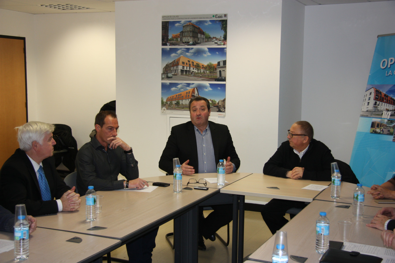 Au cours du point presse. Au centre, M. Ryckboer, à droite M. Clais.