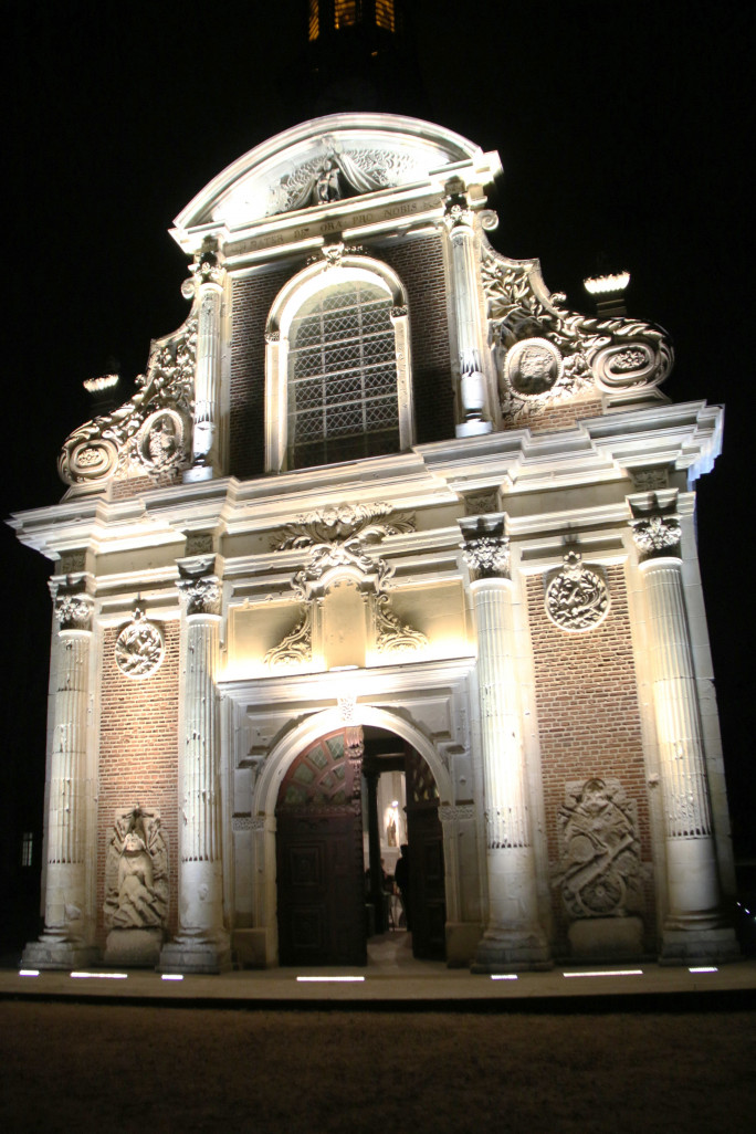 La citadelle possède la chapelle Saint-Louis, la plus ancienne chapelle d’Arras qui fut construite en 1673 et restaurée sous Napoléon III en 1866-1867. Elle est classée monument historique en 1920. 