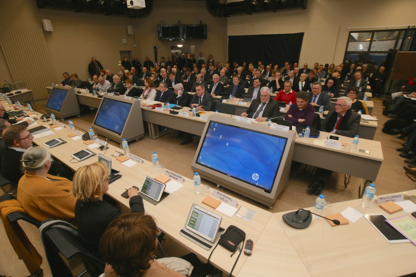 L'assemblée des 98 élus communautaires pendant le vote des vice-présidents. 