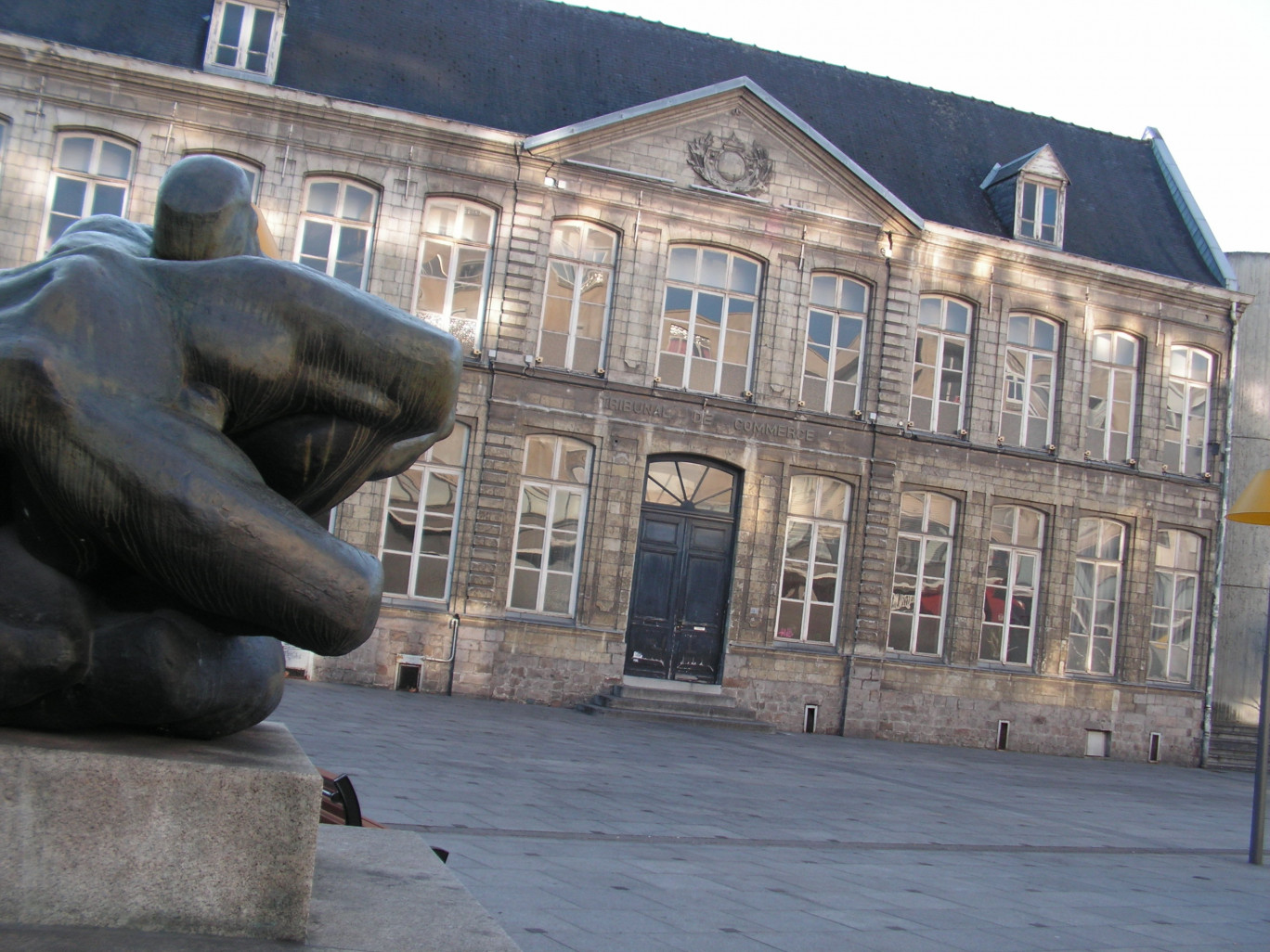 La vénérable bâtisse qui abrite le tribunal de commerce dans le centre de Valenciennes. Il est situé assez logiquement place du Commerce.