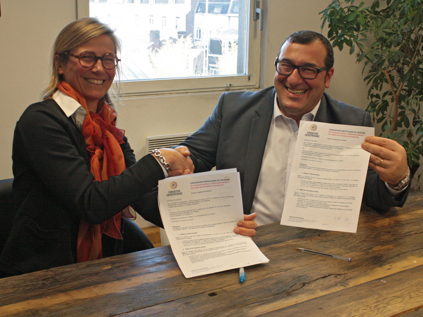 Blandine Mulliez, présidente de la Fondation Entreprendre, et Sandrino Gaceffa, le président de la Fondation Impact, ont signé ensemble la convention de partenariat entre les deux structures.